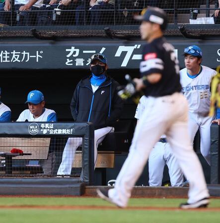 　１０回、近藤（右）を申告敬遠する新庄監督（中央）＝撮影・中島達哉