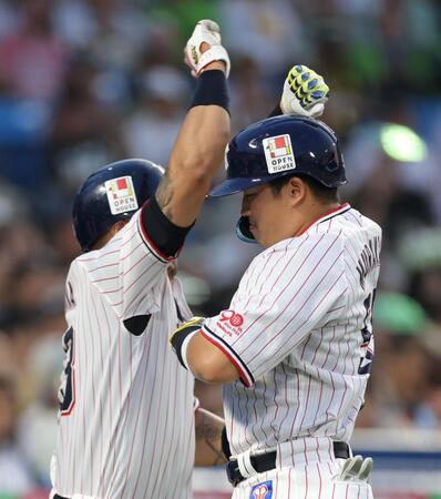 　４回、ソロを放ち、オスナ（左）とタッチを交わす村上（撮影・西岡正）