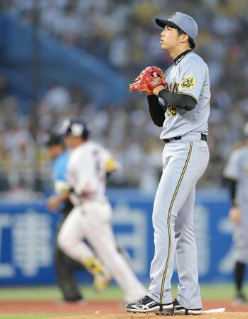 　４回、村上（左）にソロを浴びた才木（撮影・西岡正）