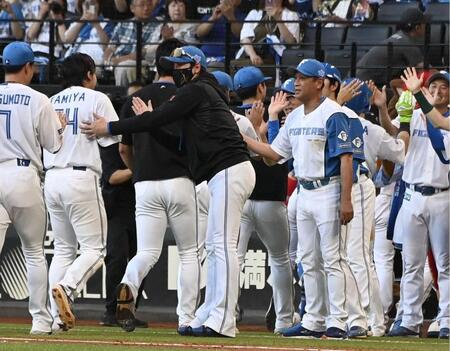 　ソフトバンクにサヨナラ勝ちし、ナインを出迎える新庄（中央）