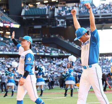 　スタンドのファンの歓声に応える奈良間（左）と伊藤（撮影・中島達哉）