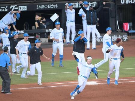 　１０回、中前にサヨナラ打を放ち、ポーズを決めて喜ぶ奈良間