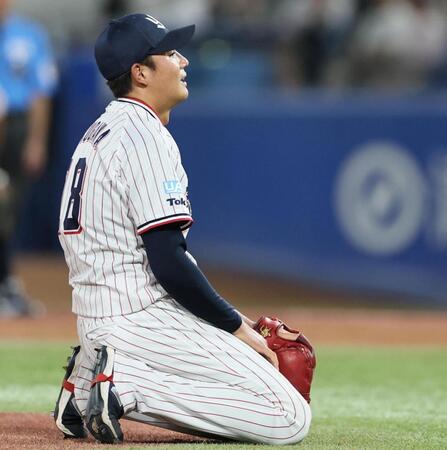 　６回、才木に押し出し四球を出し、がっくりする奥川（撮影・田中太一）