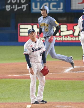 　６回、才木（奥）に押し出しの四球を与えた奥川（撮影・伊藤笙子）