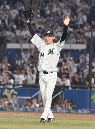 　８回、ネビンの左飛で一走・高松が戻れずダブルプレーとなり手をあげる高野（撮影・持木克友）