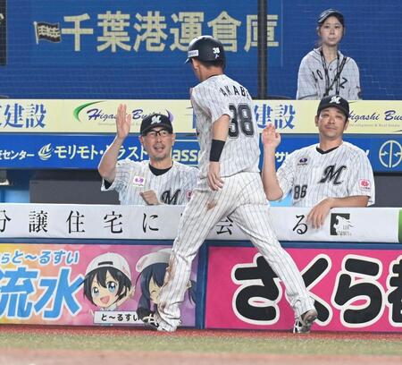 　５回、フィルダースチョイスで生還した高部を迎える吉井監督（左）＝撮影・持木克友