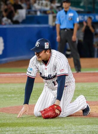 　６回、才木に押し出し四球を与え、膝をつく奥川