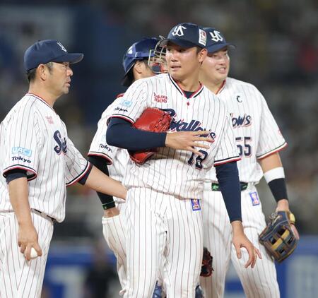 　７回途中に降板する奥川（撮影・西岡正）