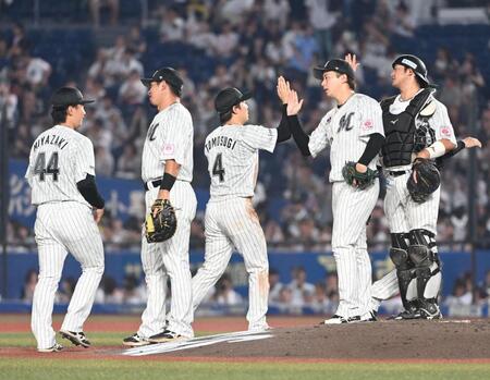 　９回１イニングをピシャリと抑え、ナインとタッチを交わす横山（左から４人目）＝撮影・持木克友