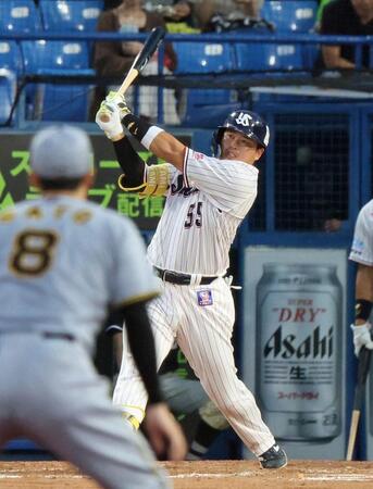 　４回、本塁打を放つ村上（撮影・石井剣太郎）