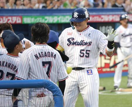 　４回、ソロを放ち、ナインと喜び合う村上（撮影・西岡正）