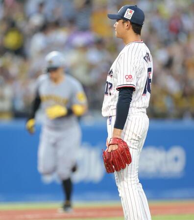 　４回、佐藤輝（左）にソロを浴びた奥川（撮影・西岡正）