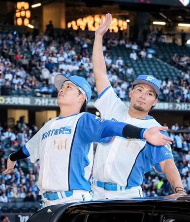 　ヒーローインタビューを終え、ファンの声援に応える奈良間（左）と伊藤
