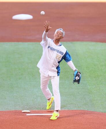 　ファーストピッチセレモニーで投球するジョニー・トー氏（撮影・中島達哉）