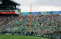 　２回、同点に追いつき盛り上がる沖縄尚学の応援団（撮影・山口登）