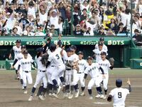 　優勝を決め、歓喜する沖縄尚学ナイン（撮影・中田匡峻）