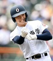 　７回、適時二塁打を放ちガッツポーズする沖縄尚学・宜野座