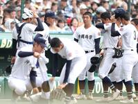 　３回、攻撃前、ナインに話す沖縄尚学・比嘉公也監督（左から２人目）＝撮影・中田匡峻