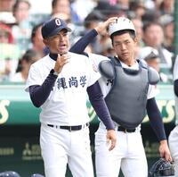 　３回、ナインに声をかける沖縄尚学・比嘉公也監督。右は宜野座恵夢（撮影・中田匡峻）