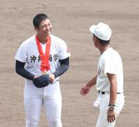 　日大三・三木有造監督（右）と話す沖縄尚学・末吉良丞（撮影・中田匡峻）