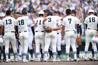 　試合後の整列を終え日大三ナインと抱き合って健闘をたたえ合う沖縄尚学ナイン（撮影・開出牧）