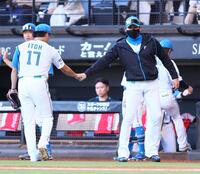　３回、山川を右飛に抑えた伊藤（１７）をグータッチで迎える新庄監督（撮影・中島達哉）