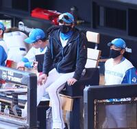 　１回、戦況を見つめる新庄監督（中央）＝撮影・中島達哉