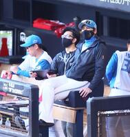 　１回、戦況を見つめる新庄監督（右）＝撮影・中島達哉