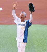 　ファーストピッチセレモニーに登場したジョニー・トー氏（撮影・中島達哉）