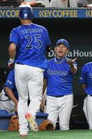 　４回、８号ソロを放った筒香（左）を迎える三浦監督（撮影・佐藤厚）