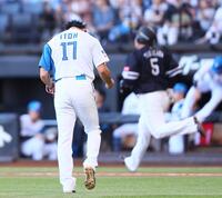 　３回、山川（右）を右飛に抑え、ほえる伊藤（撮影・中島達哉）