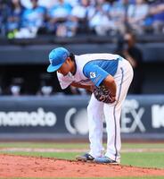 　８回、周東へ投球した後にひざに手をつく伊藤（撮影・中島達哉）