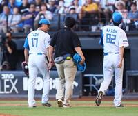 　８回、一度ベンチに下がる伊藤（１７）＝撮影・中島達哉