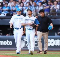 　８回、異変を訴えベンチに下がるも治療後にマウンドに向かう伊藤（中央）＝撮影・中島達哉
