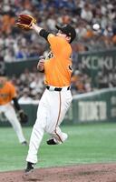 　５回、蝦名の打球にグラブを出す赤星（撮影・佐藤厚）