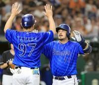 　５回、２ランを放ち、タッチを交わす宮崎