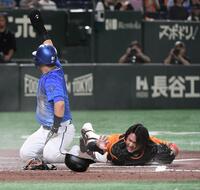　６回、桑原の右越え二塁打で一走・蝦名が本塁を狙うがタッチアウト。捕手・甲斐＝２３日