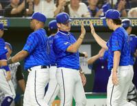 　巨人に勝利し、竹田（右）らとタッチを交わす三浦監督（中）