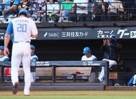 　１０回、山川を抑えた上原（左）に拍手を送る新庄監督（撮影・中島達哉）