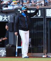 　９回裏が終了し、選手交代を告げる新庄監督（撮影・中島達哉）