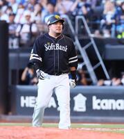 　８回、遊ゴロに倒れた山川（撮影・中島達哉）