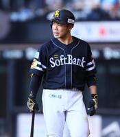 　６回、併殺打に倒れ、ベンチに下がる近藤（撮影・中島達哉）