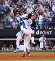 　１０回、サヨナラ打を放ち、ナインから手荒く祝福される奈良間（中央上）＝撮影・中島達哉