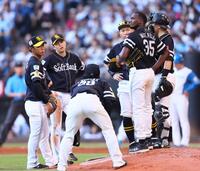 　７回、マウンドに集まるモイネロ（右）らソフトバンクナイン（撮影・中島達哉）