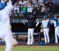 　１０回、奈良間がサヨナラ打を放ち、ガッツポーズをする新庄監督（中央）＝撮影・中島達哉