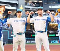 　ガッツポーズで記念撮影に応じる奈良間（左）と伊藤（撮影・中島達哉）