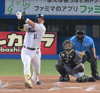 　４回、左中間へソロを放つ村上（捕手は坂本）＝撮影・伊藤笙子