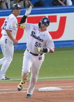 　４回、左中間へソロを放ち、ダイヤモンドを一周する村上（撮影・伊藤笙子）