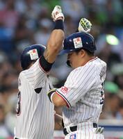 　４回、ソロを放ち、オスナ（左）とタッチを交わす村上（撮影・西岡正）