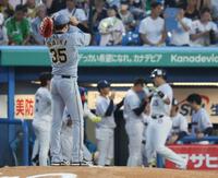 　４回、村上（５５）に本塁打を許した才木（撮影・石井剣太郎）